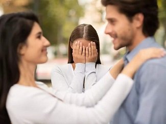 چیکار کنم خیانت شوهرم یادم بره؟ | ۷ قدم برای آرام شدن بعد از شکستن قلب