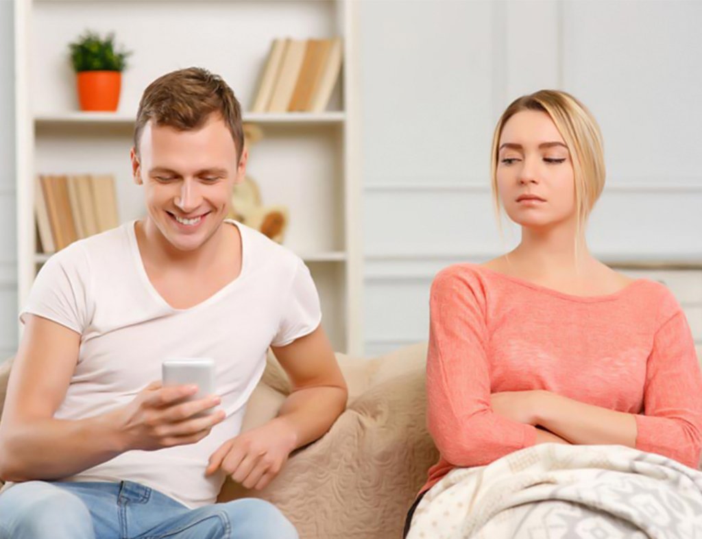 با زن شکاک چگونه رفتار کنیم؟ | ۹ راهکار برای مدیریت بدبینی و بیاعتمادی