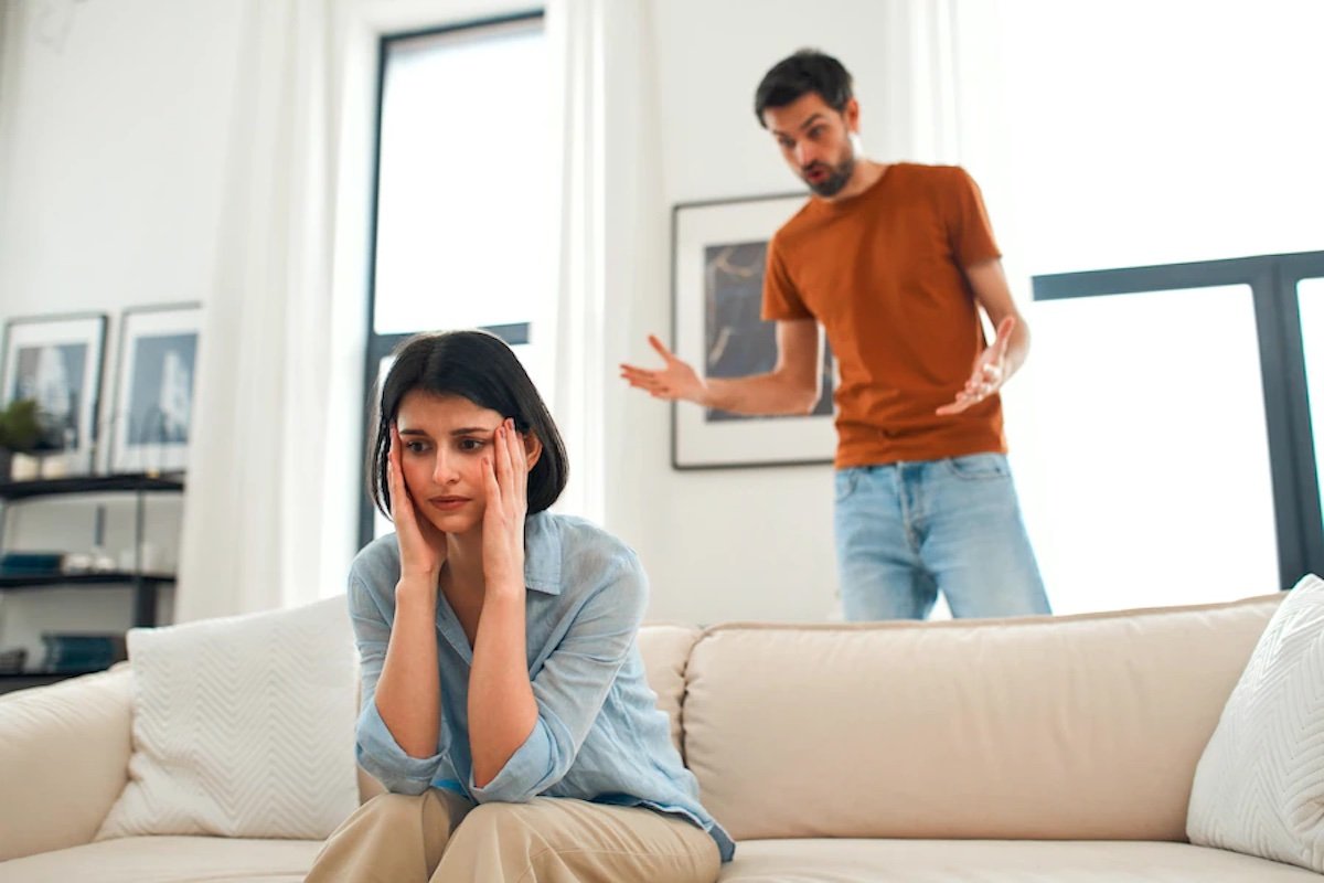 با شوهر لجباز و کینهای چه کنم؟ | ۱۰ راهکار عملی و فوری