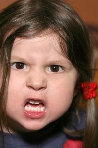 دخترم خیلی عصبیه چیکار کنم | روشهای ساده و کاربردی مدیریت خشم فرزند