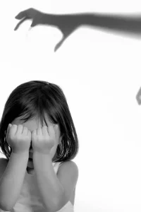 بچم خیلی ترسیده چیکار کنم | راهکارهای فوری و علمی برای آرامکردن کودک