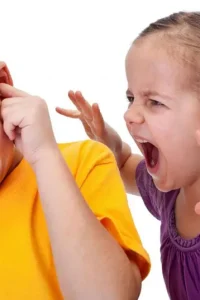 دخترم خیلی جیغ میزنه چیکار کنم | روشهای فوری و علمی برای کنترل جیغ و گریه