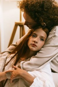 دخترم پریود نمیشه چیکار کنم | علتهای مهم و زمان مراجعه فوری