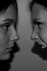 چگونه فرد عصبی را آرام کنیم | بهترین روش کنترل تنش بدون دعوا