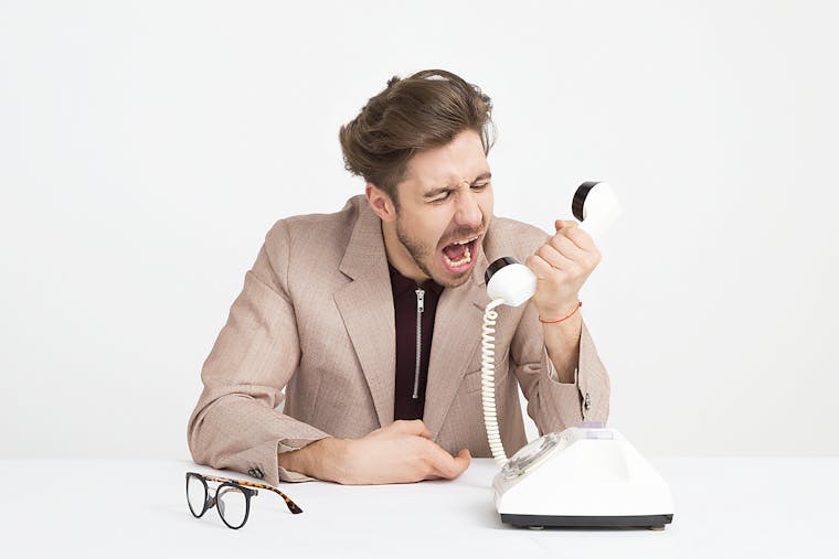 چه حرف‌هایی فرد عصبی را بدتر می‌کند؟